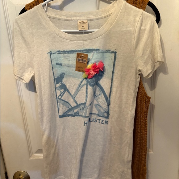 Hollister Cream and Blue Tee - Picture 1 of 3
